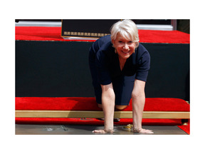 ヘレン・ミレン、グローマンズ・チャイニーズ・シアター前に手型、足型パネルを設置 画像