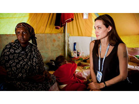 アンジー、UNHCR親善大使として、チュニジアとリビア国境の難民キャンプを訪問 画像