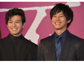 松坂桃李＆新田真剣佑、“絶品どんぶり”に舌鼓！「嵐にしやがれ」 画像