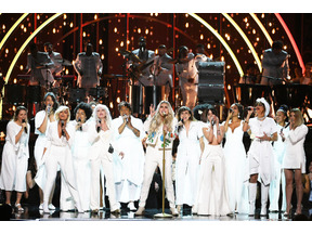 グラミー賞は「白」でセクハラ抗議！ケシャ＆エルトンらがパフォーマンス 画像