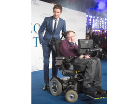 エディ・レッドメイン＆ベネディクト・カンバーバッチ、ホーキング博士にお悔やみ 画像