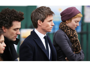 エディ・レッドメイン、スティーヴン・ホーキング博士の葬儀でスピーチ 画像