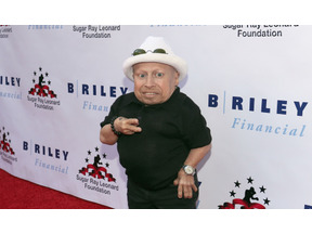 『オースティン・パワーズ』、ミニ・ミー役の俳優が死去 画像