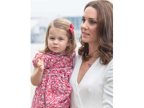 シャーロット王女がルイ王子のおでこにキス！愛らしい写真が公開に 画像