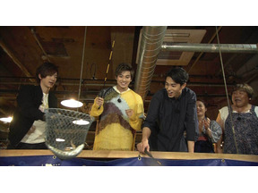 東出昌大＆新田真剣佑、釣りに大興奮！「火曜サプライズ」 画像