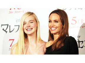 エル・ファニング、アンジーとの2ショットで『マレフィセント2』撮影開始を伝える 画像