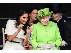 メーガン妃、エリザベス女王と2人きりの初公務でクスクスと談笑する姿も 画像