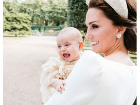 イギリス王室、ぱっちりおめめ＆にっこり笑顔のルイ王子の写真を公開 画像