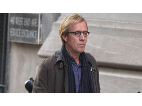 英国の個性派俳優リス・エヴァンス、女性警備員に暴行容疑で逮捕 画像