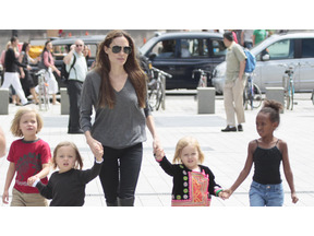 映画鑑賞に水族館見学、ショッピング。家族サービスで大忙しのアンジーの夏 画像