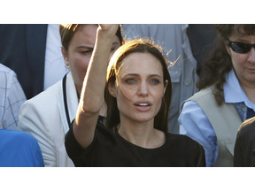 アンジェリーナ・ジョリー、ボスニアの映画祭で表彰され、温かい拍手に感激の涙 画像