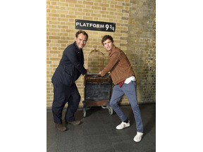 エディ・レッドメイン＆ジュード・ロウ、ホグワーツ特急の始発駅にサプライズ登場 画像