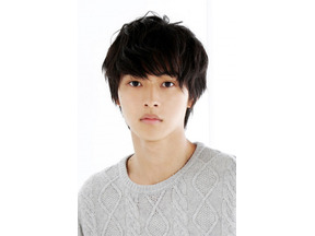 山崎賢人が変わった！“学生服を脱いだ”いま、新たな魅力見せる 画像