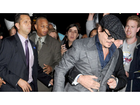 ジョニー・デップ体調不良？　新作プレミア会場のレッドカーペットでふらつく 画像