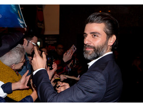 オスカー・アイザック、故キャリー・フィッシャーとの絆は「『エピソード9』でも継続」！ 画像