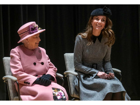 キャサリン妃、王室入り後初めてエリザベス女王と“2人きり公務” 画像