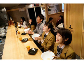 早見あかりの新婚ウエディング姿も！夏菜ら豪華ゲスト出演「ラーメン大好き小泉さん」SP 画像