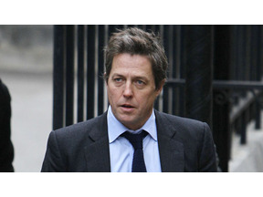 ヒュー・グラント、日曜紙による盗聴事件に関する調査委員会で被害について証言 画像