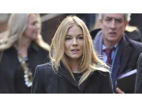 シエナ・ミラー、大衆紙の盗聴に気づかず「友人や家族を疑いの目で見てしまった」 画像