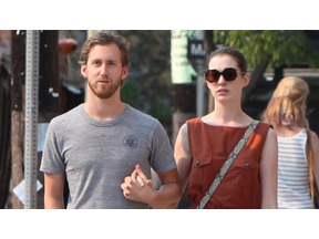 アン・ハサウェイ、デート中にダイヤの指輪を目撃され婚約発覚 画像