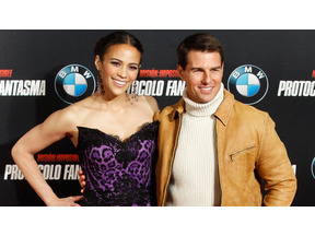 トム・クルーズ、ドイツで米軍の負傷兵たちにひと足早いクリスマス・プレゼントを進呈 画像