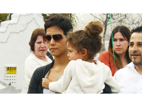 ハル・ベリーの薬指にエメラルドの指輪。オリヴィエ・マルティネスと婚約？ 画像