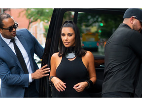 キム・カーダシアン、「KIMONO」改名の進捗を報告 200万枚の下着廃棄せず 画像