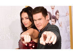 『ピッチ・パーフェクト』のアダム・ディヴァインが婚約 画像