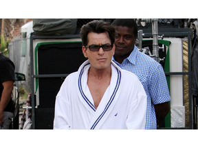 チャーリー・シーン、公開書簡でアシュトン・カッチャーに詫びを入れる 画像