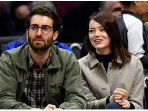 エマ・ストーン、「SNL」のディレクターと交際2年で婚約 満面の笑顔 画像