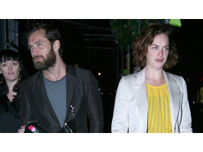 ジュード・ロウに新恋人。お相手は舞台で共演した9歳年下の女優 画像