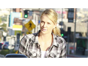 シャーリーズ・セロン、男の子を養子に迎える 画像