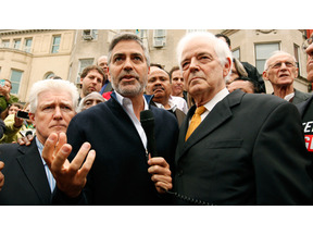 ジョージ・クルーニー、スーダン大使館前のデモ参加中に一時身柄を拘束される 画像