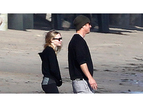 アマンダ・セイフライド、ジョシュ・ハートネットと愛犬連れでデート 画像