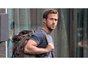 ライアン・ゴズリング、ニューヨークの路上でタクシーと接触しかけた女性を救出 画像