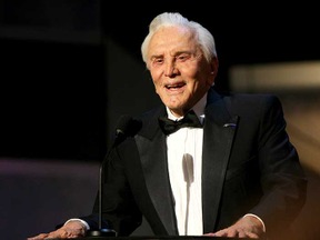 カーク・ダグラスが死去 享年103 息子のマイケル・ダグラスが追悼 画像