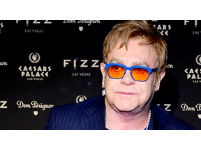 エルトン・ジョン、ニュージーランド公演で泣きながら途中退場 肺炎で歌えず 画像