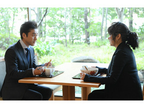 ムロツヨシの“手術痕”と“優しさ”に「何かありそう」の声…「病室で念仏を唱えないでください」6話 画像