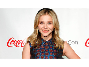 クロエ・グレース・モレッツ、『キャリー』リメイク作で着用のドレスを自らデザイン 画像