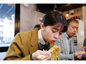 桜田ひよりが“二代目”小泉さんに！“初代”早見あかりも出演「ラーメン大好き小泉さん 二代目！」 画像