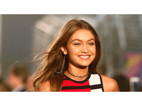 ジジ・ハディッド、妊娠を認める 夢中で食べているものはベーグルと明かす 画像