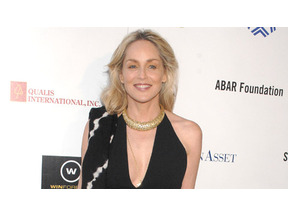 シャロン・ストーン、元使用人から不当解雇を理由に訴えられる 画像