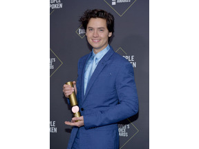 抗議デモ参加でコール・スプラウスが逮捕、ジョン・キューザックのもとにも警官 画像