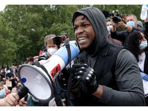 ジョン・ボイエガが抗議デモに参加、“キャリアを失うことも恐れない”演説行う 画像