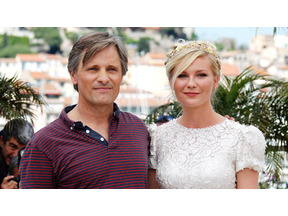 ヴィゴ・モーテンセン、サッカー観戦に熱中しすぎて空港で取り押さえられる 画像