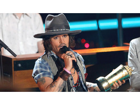 MTVムービー・アワードで受賞のジョニー・デップ、スピーチ代わりにギター演奏 画像