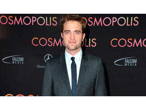 ロバート・パティンソン、クィーンズ・イングリッシュで演じるのは「裸になった気分」 画像