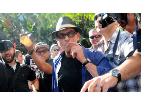 チャーリー・シーン、父親のカードを盗んだ15歳の初体験を赤裸々告白 画像