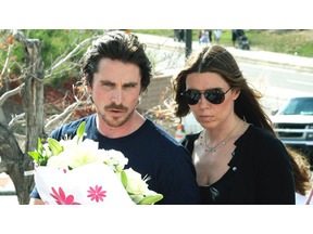 クリスチャン・ベイル、コロラド州オーロラへ赴き、銃乱射事件被害者を見舞う 画像