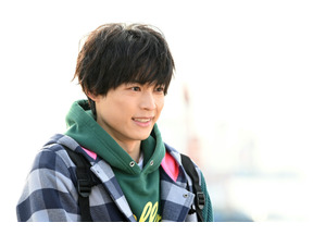 松村北斗“小牧”、メガネ＆ポンパの大学生時代に「可愛すぎる」の声…「レッドアイズ 監視捜査班」6話 画像